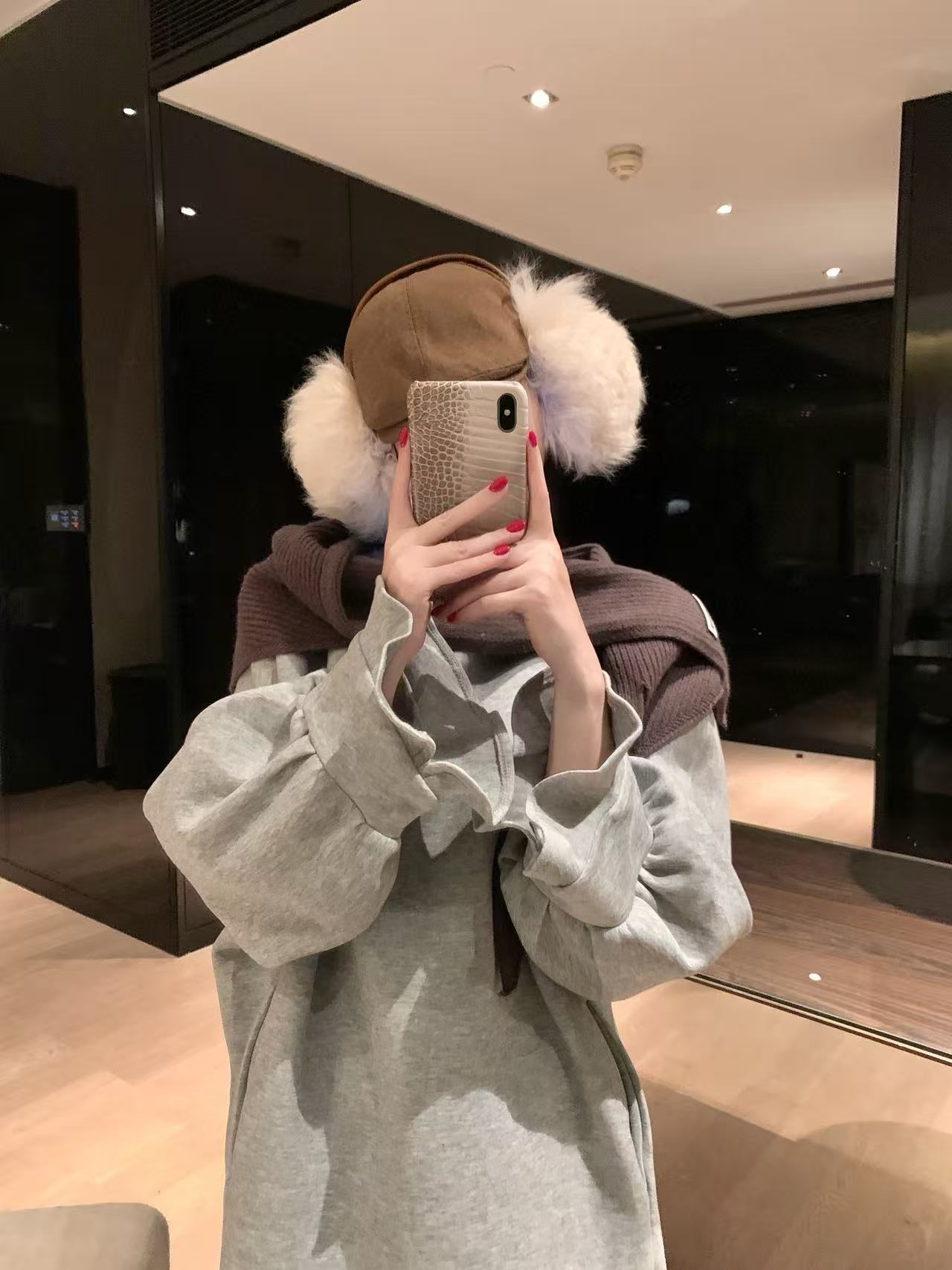 M1UM1Uスカーフ + ラインストーン スウェットシャツ【50％割引+送料無料】