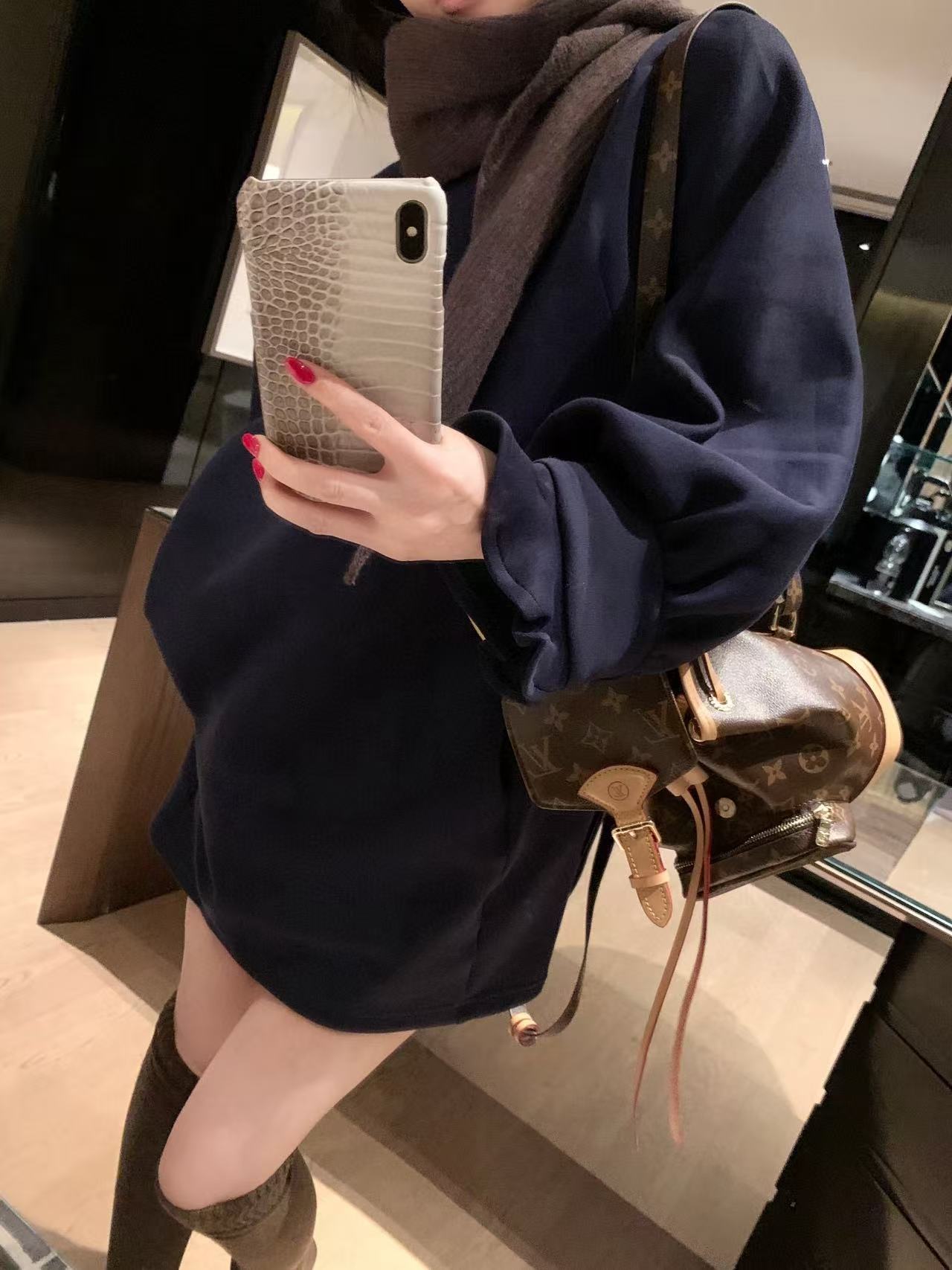 M1UM1Uスカーフ + ラインストーン スウェットシャツ【50％割引+送料無料】