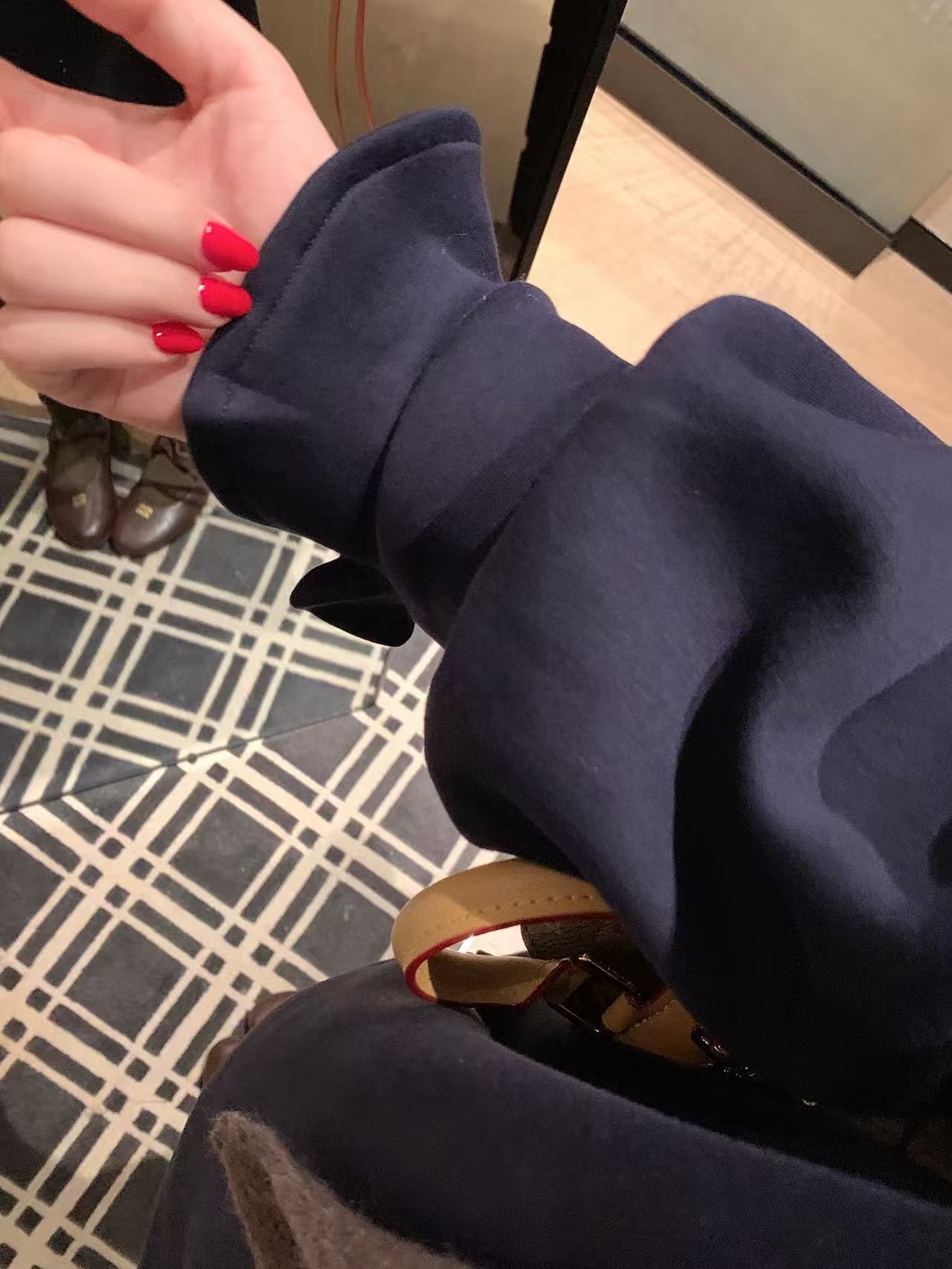 M1UM1Uスカーフ + ラインストーン スウェットシャツ【50％割引+送料無料】