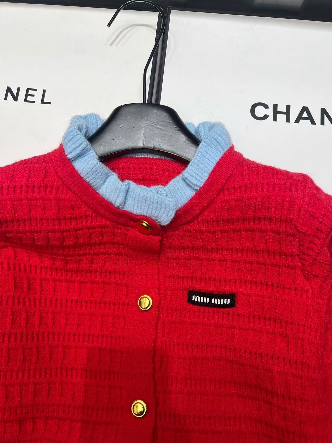 M1UM1U フリルメタルボタンウールカーディガン【50％割引+送料無料】