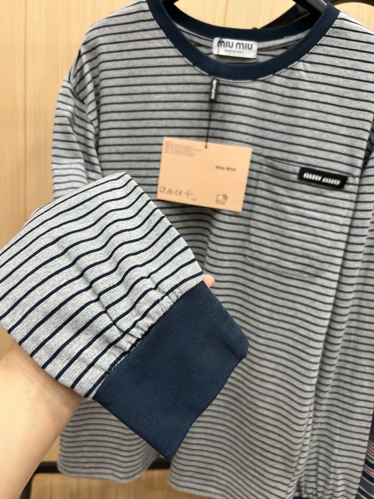 M1UM1U ストライプレター ロングスリーブTシャツ【50％割引+送料無料】