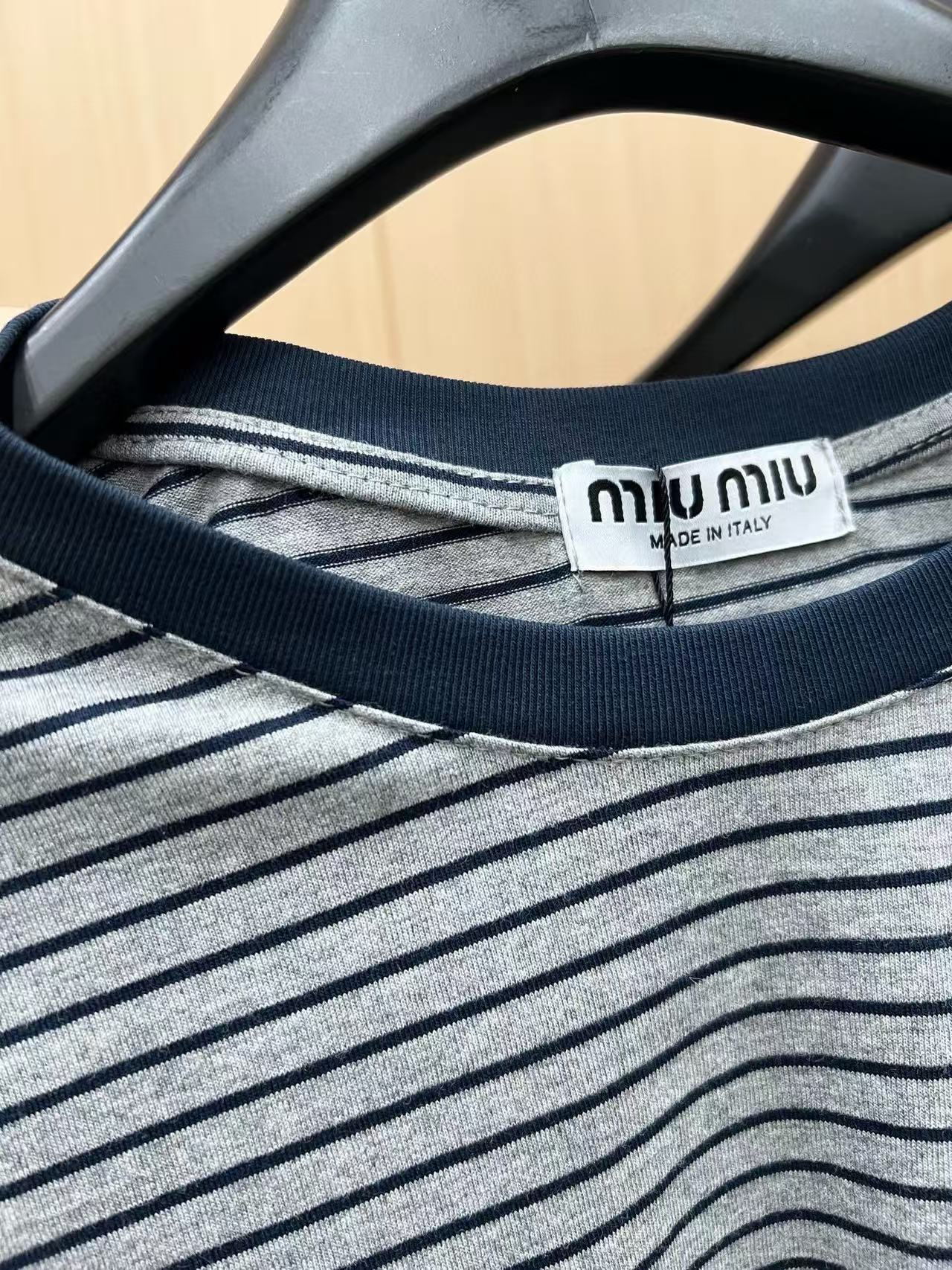 M1UM1U ストライプレター ロングスリーブTシャツ【50％割引+送料無料】