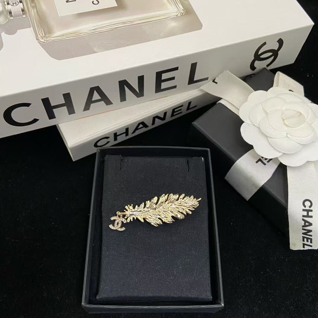 CHANE1 フェザーダブルCブローチ【50％割引+送料無料】