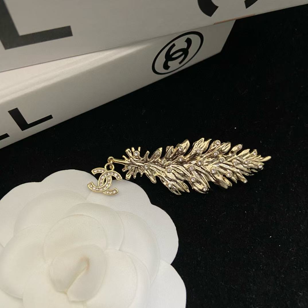 CHANE1 フェザーダブルCブローチ【50％割引+送料無料】