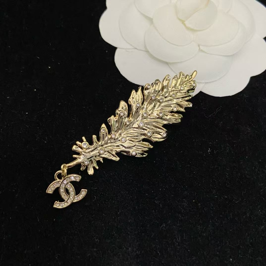 CHANE1 フェザーダブルCブローチ【50％割引+送料無料】