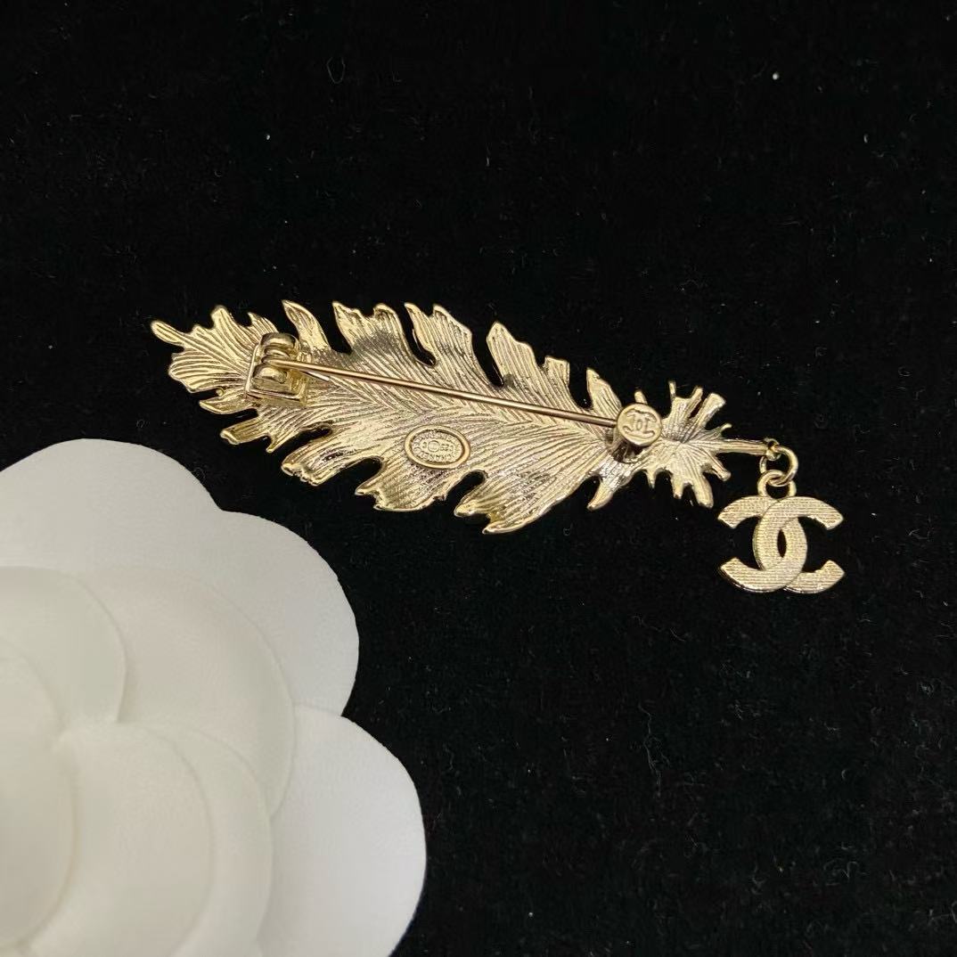 CHANE1 フェザーダブルCブローチ【50％割引+送料無料】