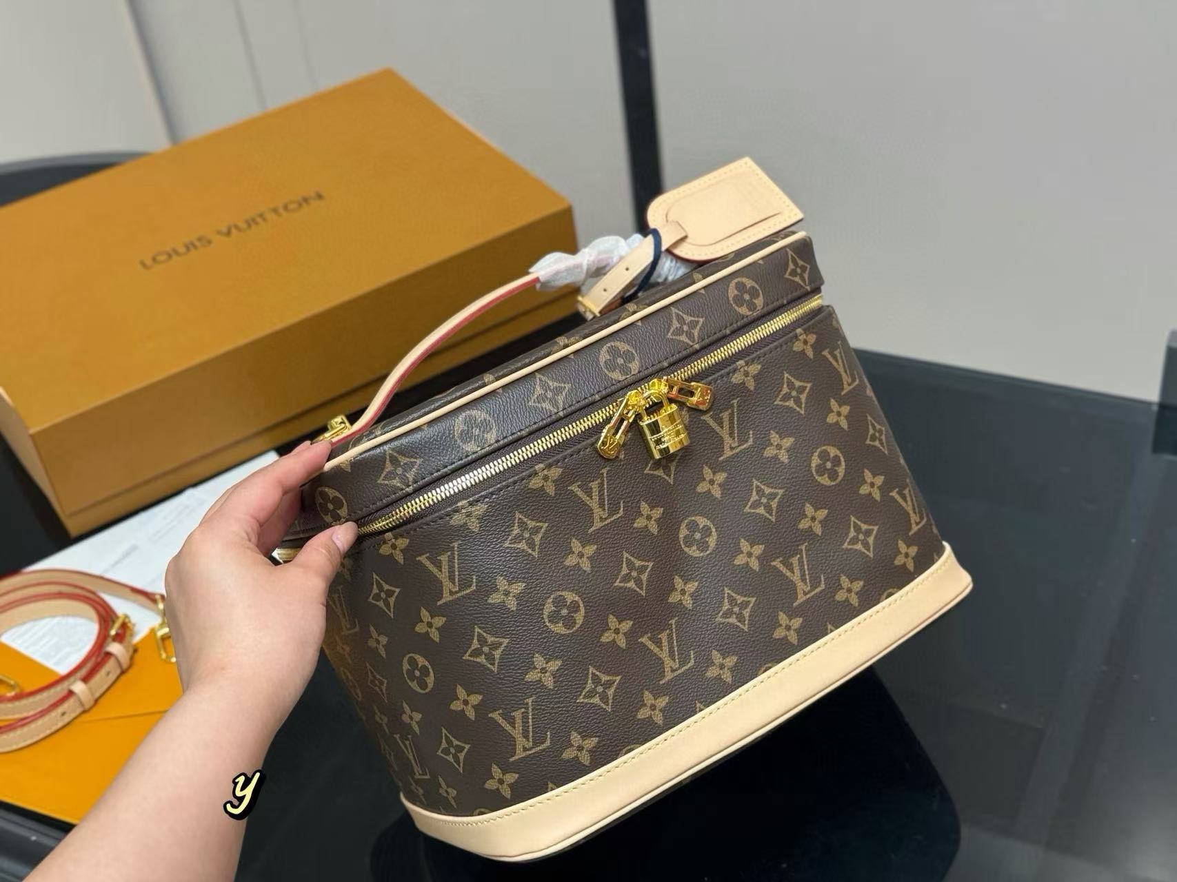 LVプリントのコスメポーチ【50％割引+送料無料】