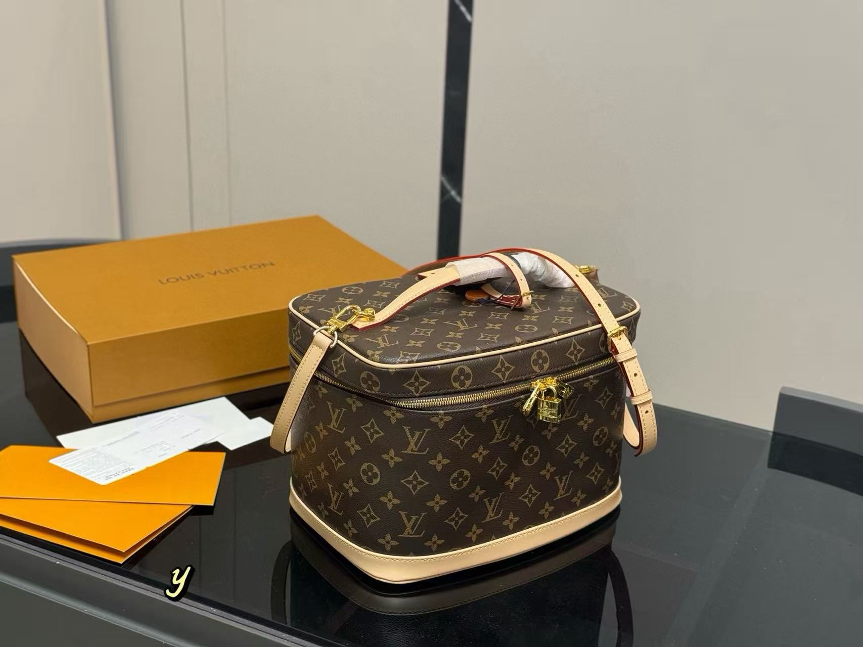 LVプリントのコスメポーチ【50％割引+送料無料】