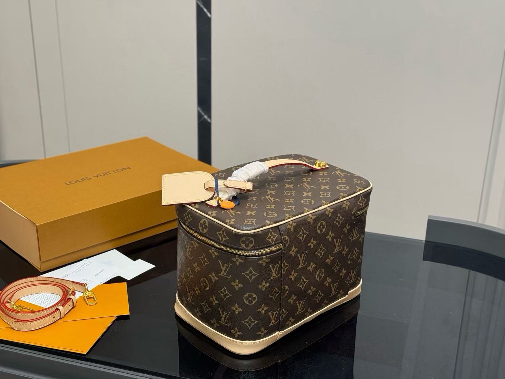 LVプリントのコスメポーチ【50％割引+送料無料】