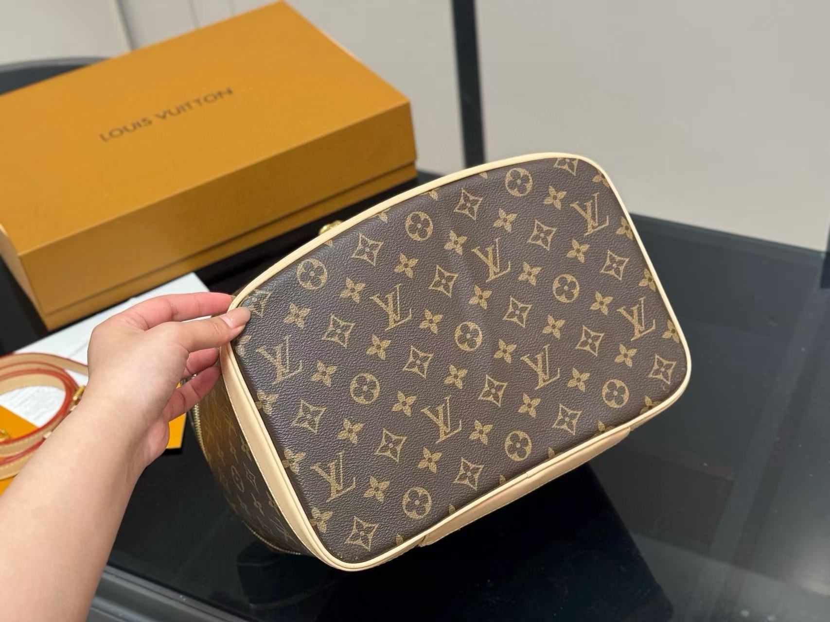 LVプリントのコスメポーチ【50％割引+送料無料】