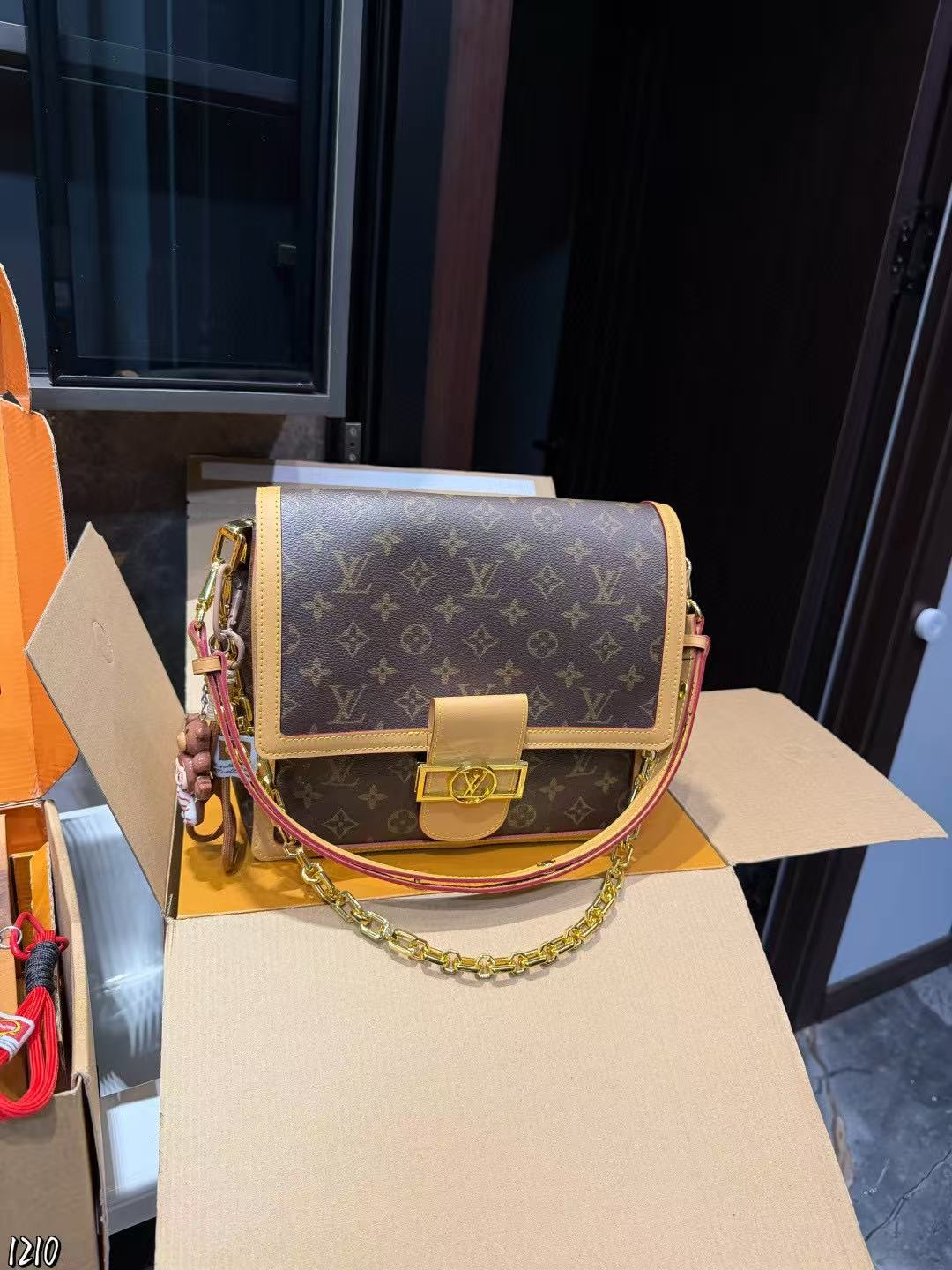 LVの高品質チェーンショルダー/クロスボディバッグ【50％割引+送料無料】