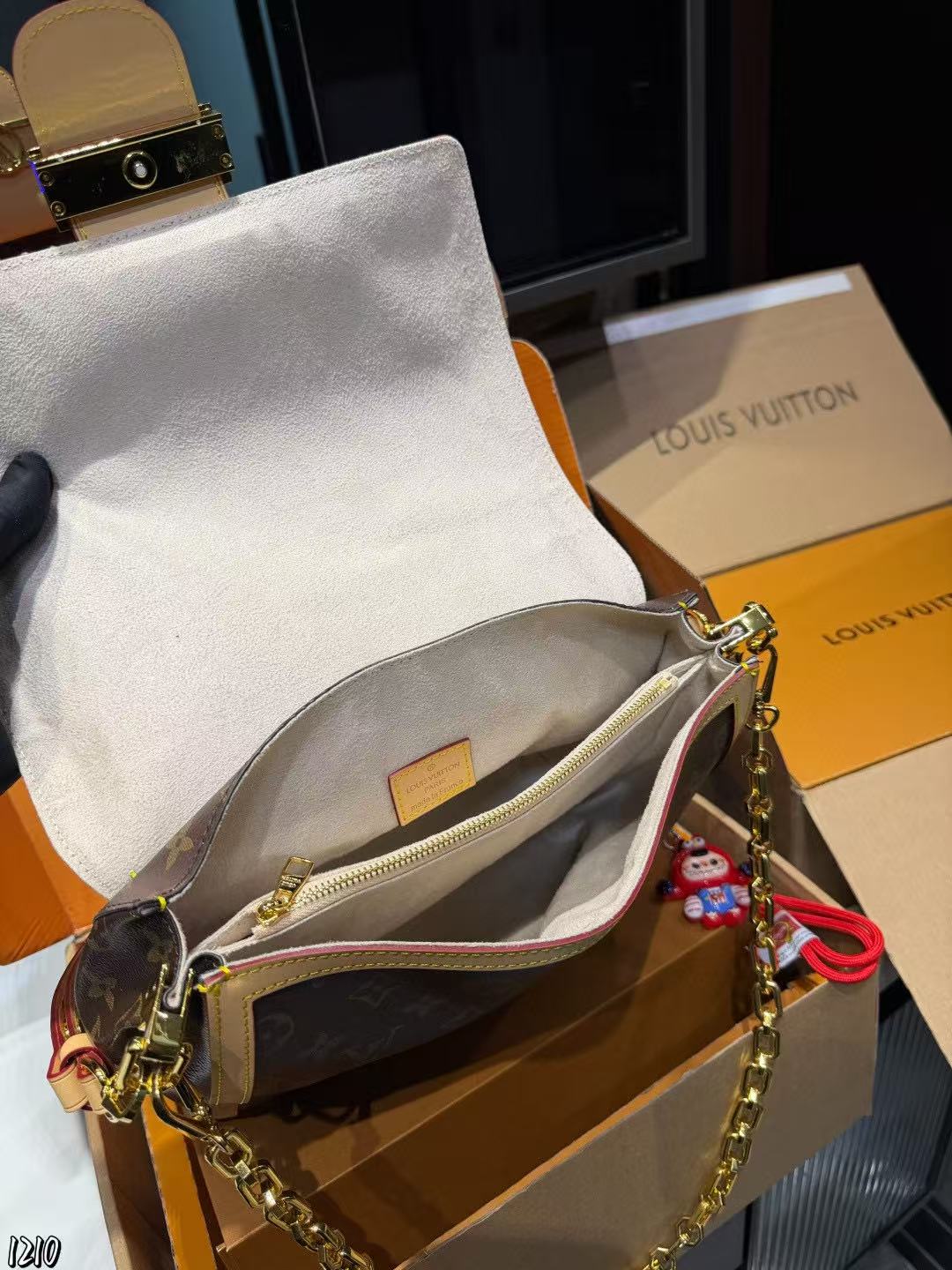 LVの高品質チェーンショルダー/クロスボディバッグ【50％割引+送料無料】