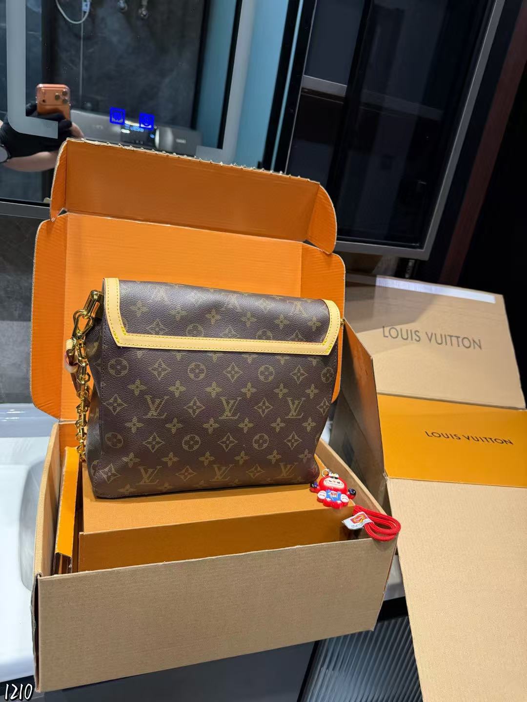 LVの高品質チェーンショルダー/クロスボディバッグ【50％割引+送料無料】