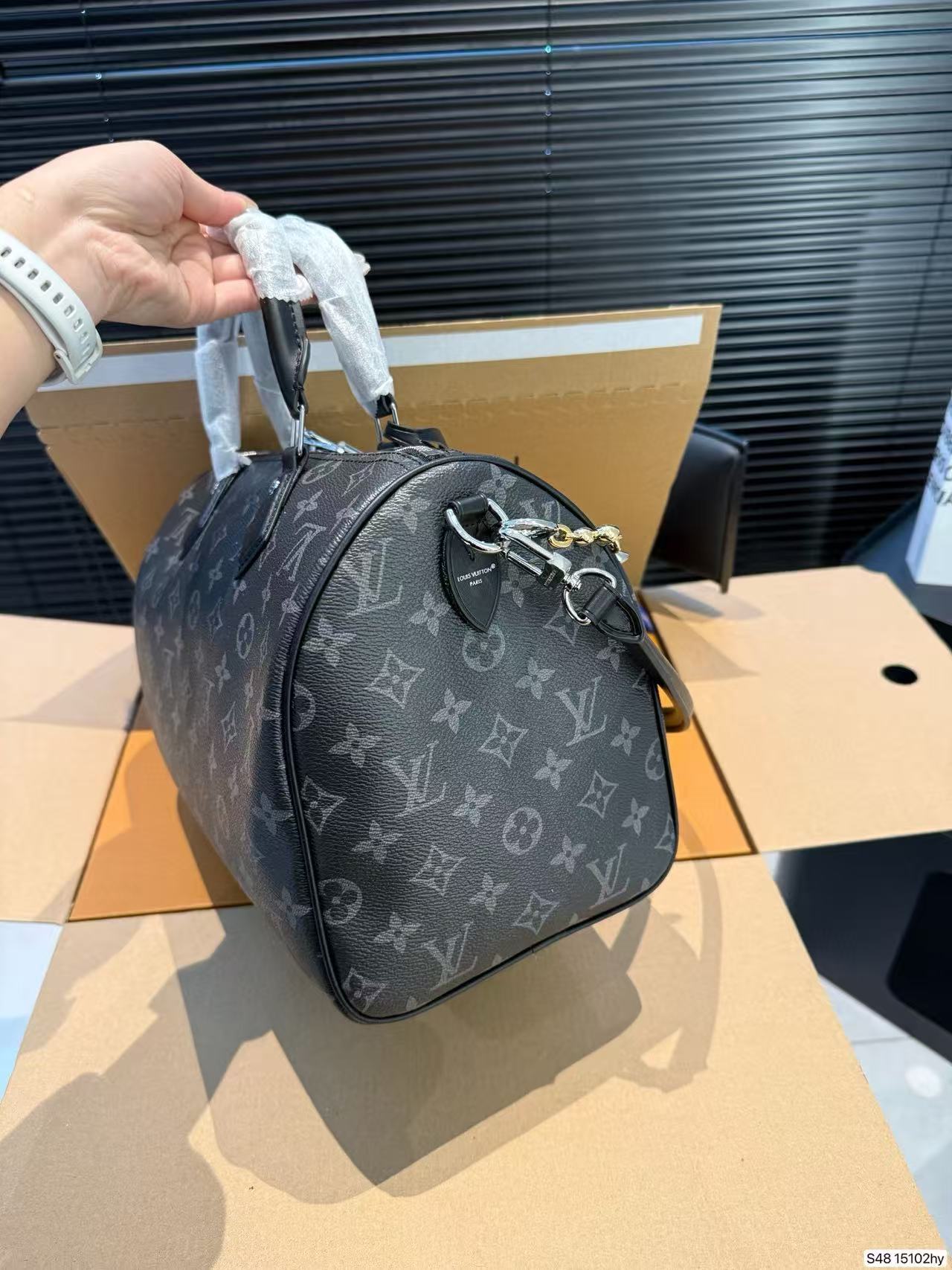 LVチェーンメンズハンドバッグ【50％割引+送料無料】