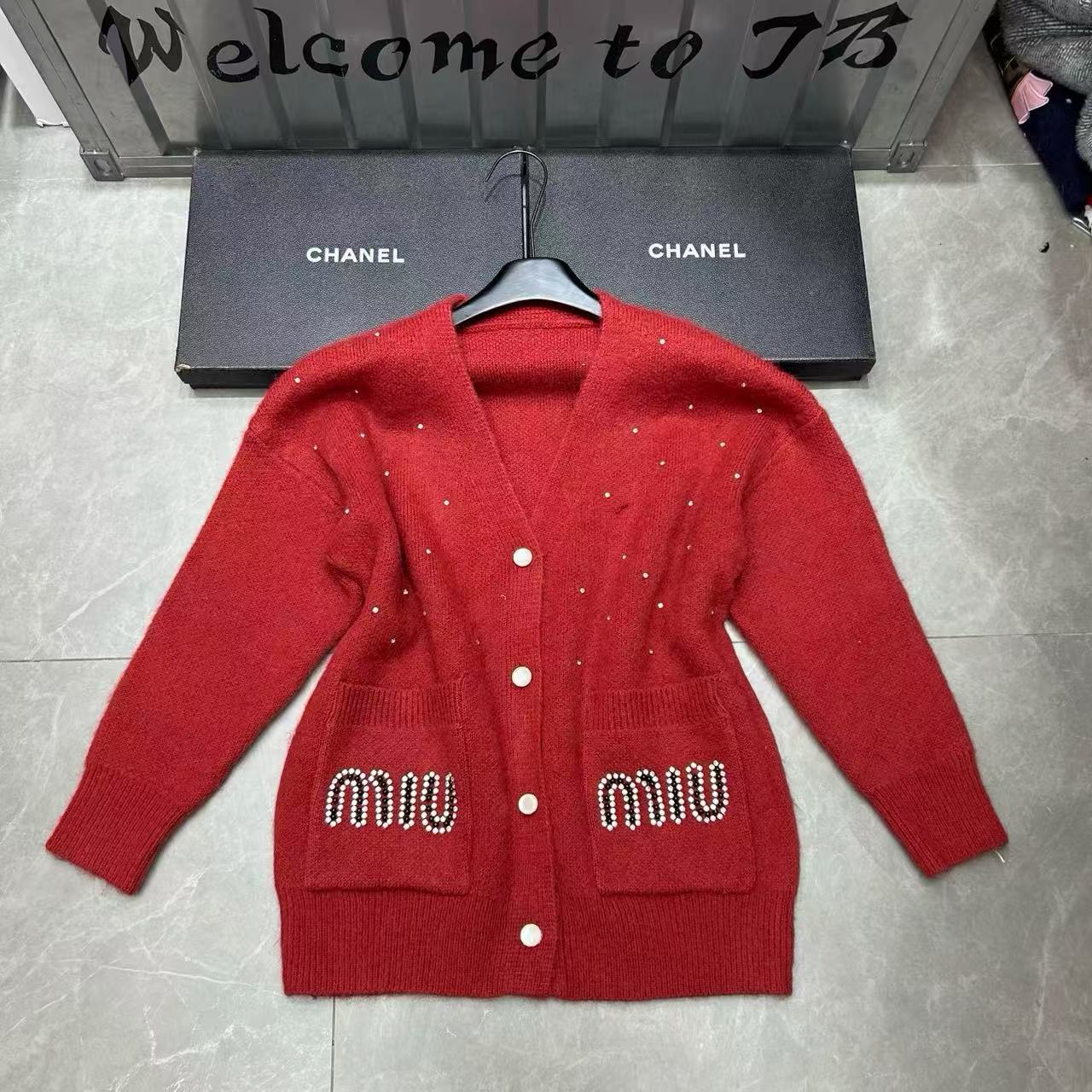 M1UM1U 2ポケット ラインストーンスタッズ ウールカーディガン【50％割引+送料無料】