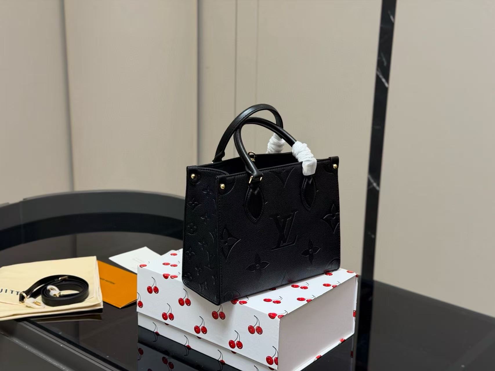 LV onthego牛革のショッピングバッグ【50％割引+送料無料】