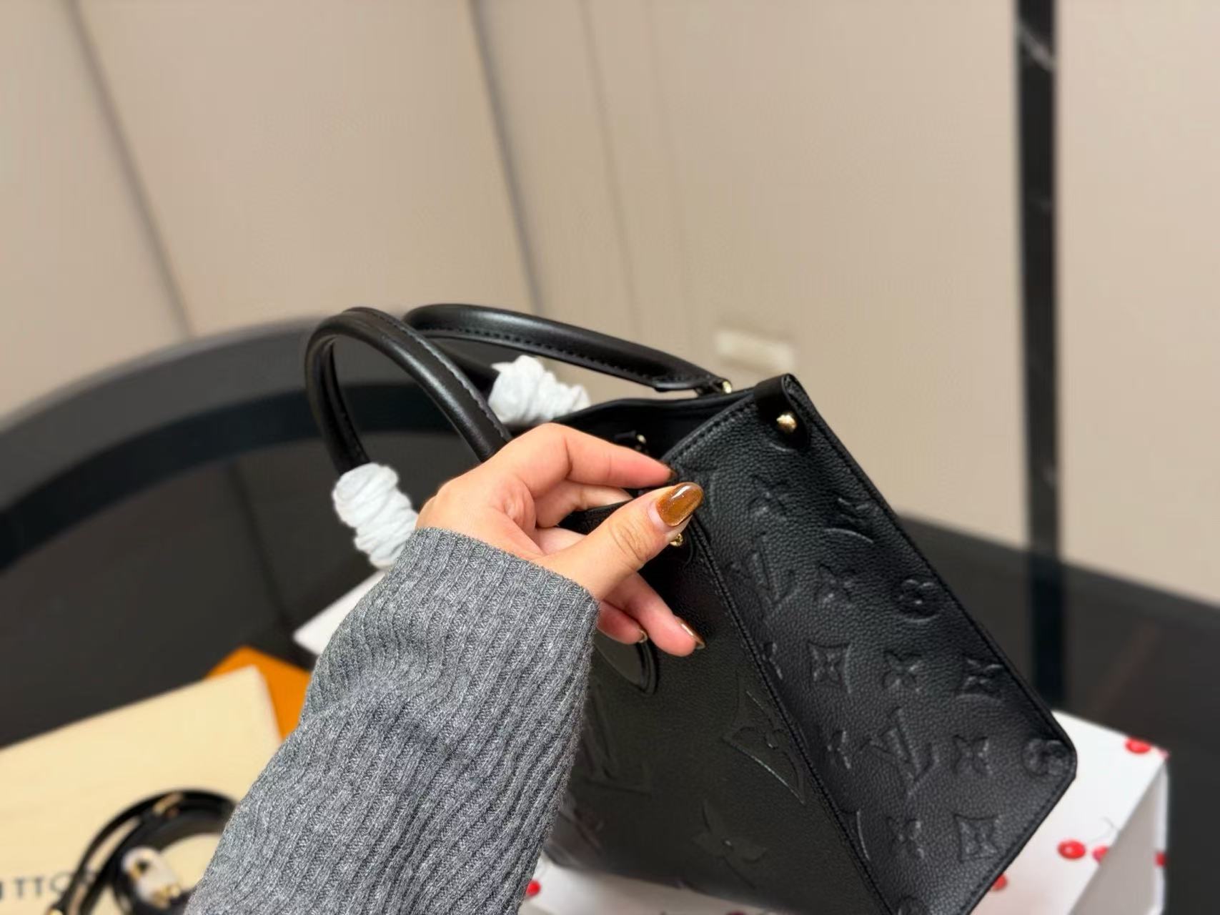 LV onthego牛革のショッピングバッグ【50％割引+送料無料】