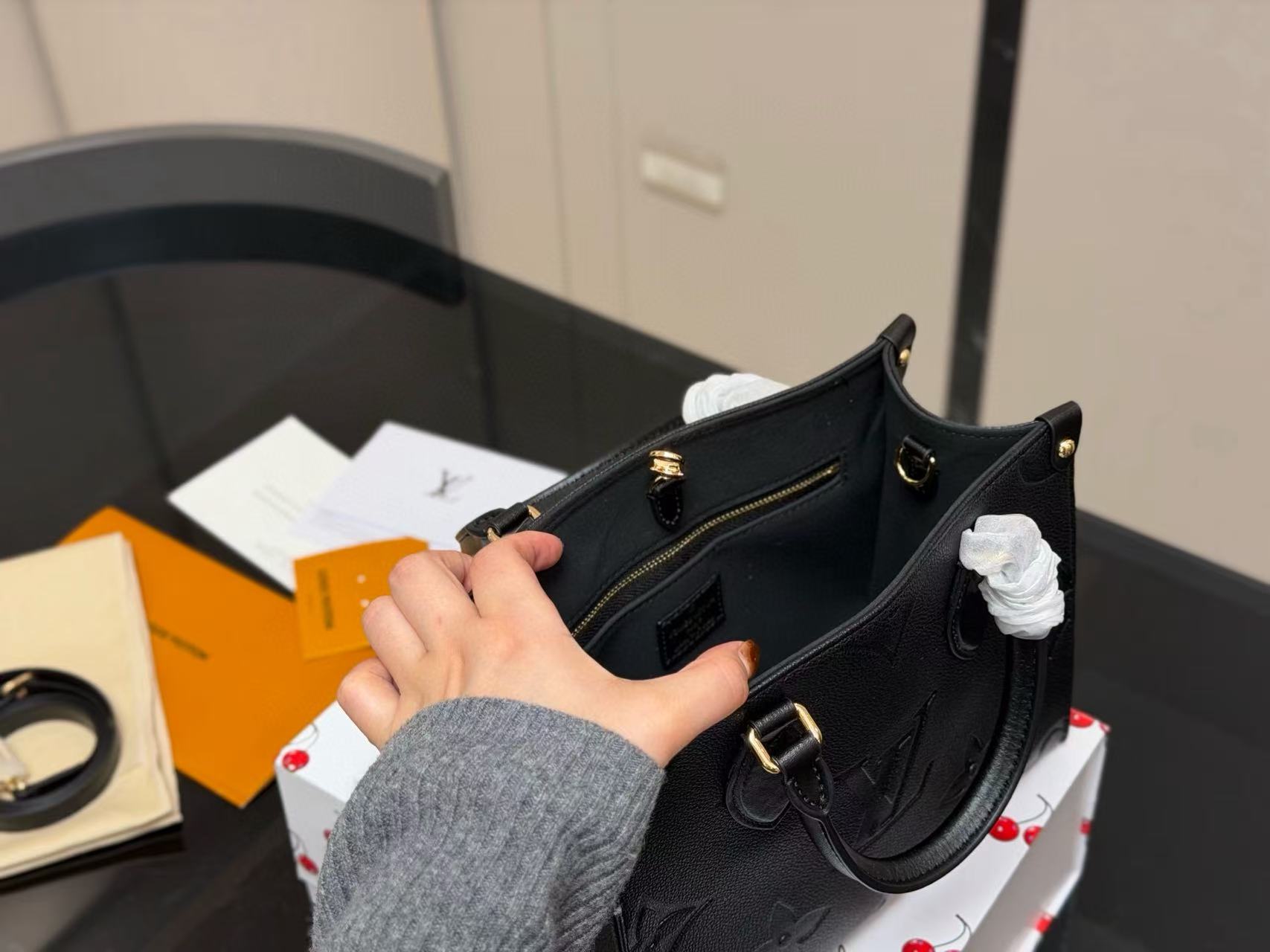 LV onthego牛革のショッピングバッグ【50％割引+送料無料】