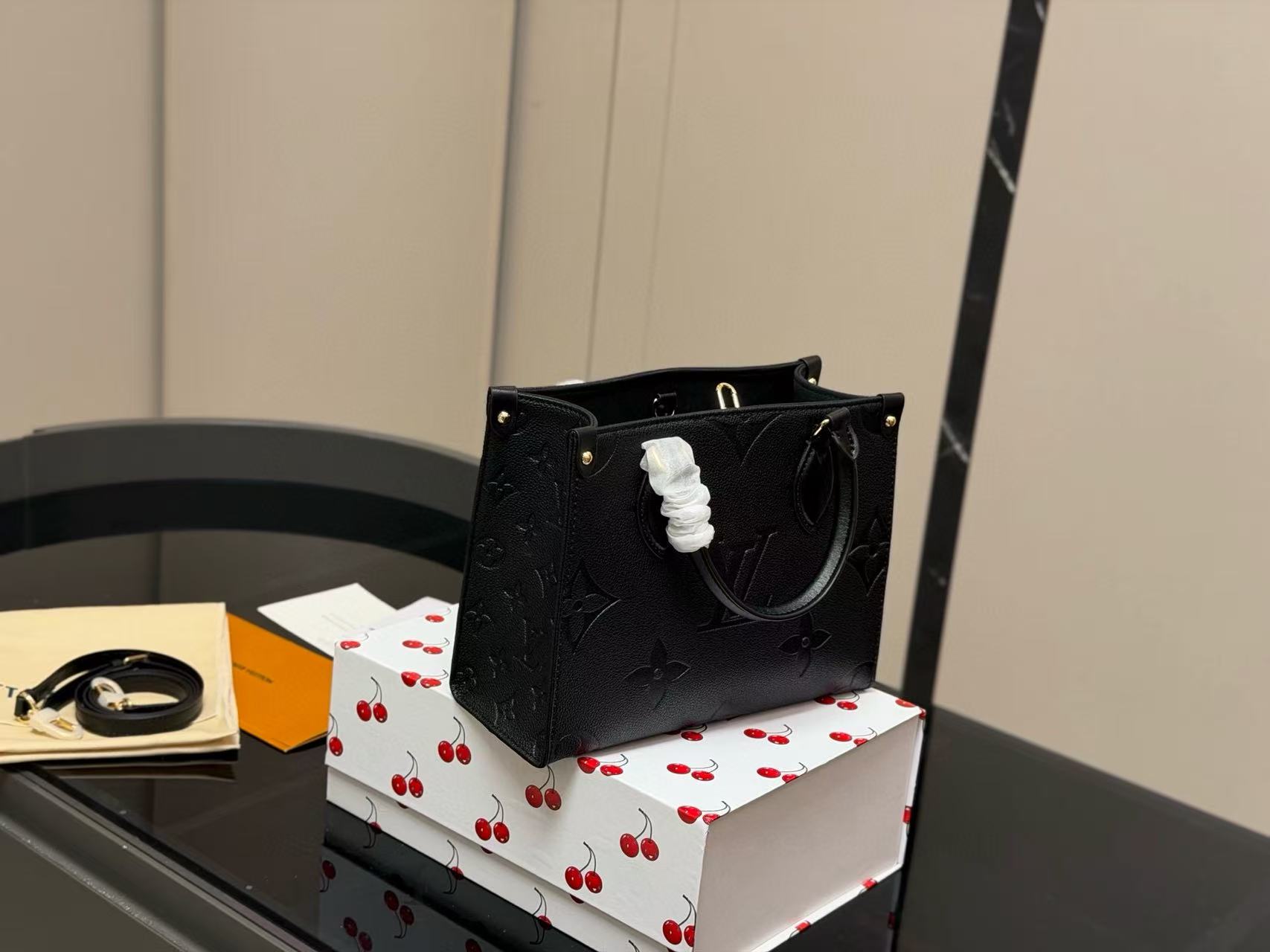 LV onthego牛革のショッピングバッグ【50％割引+送料無料】