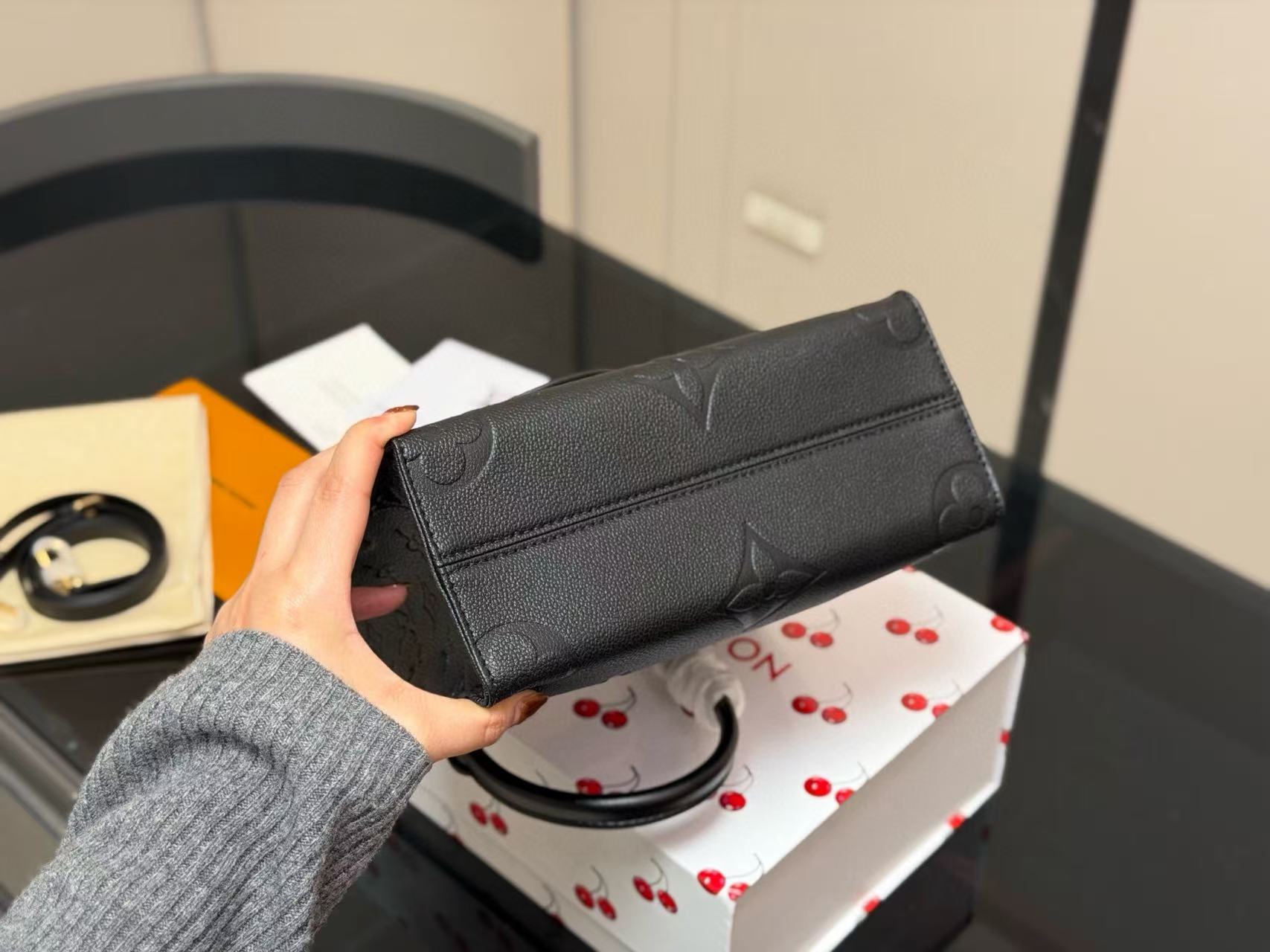 LV onthego牛革のショッピングバッグ【50％割引+送料無料】