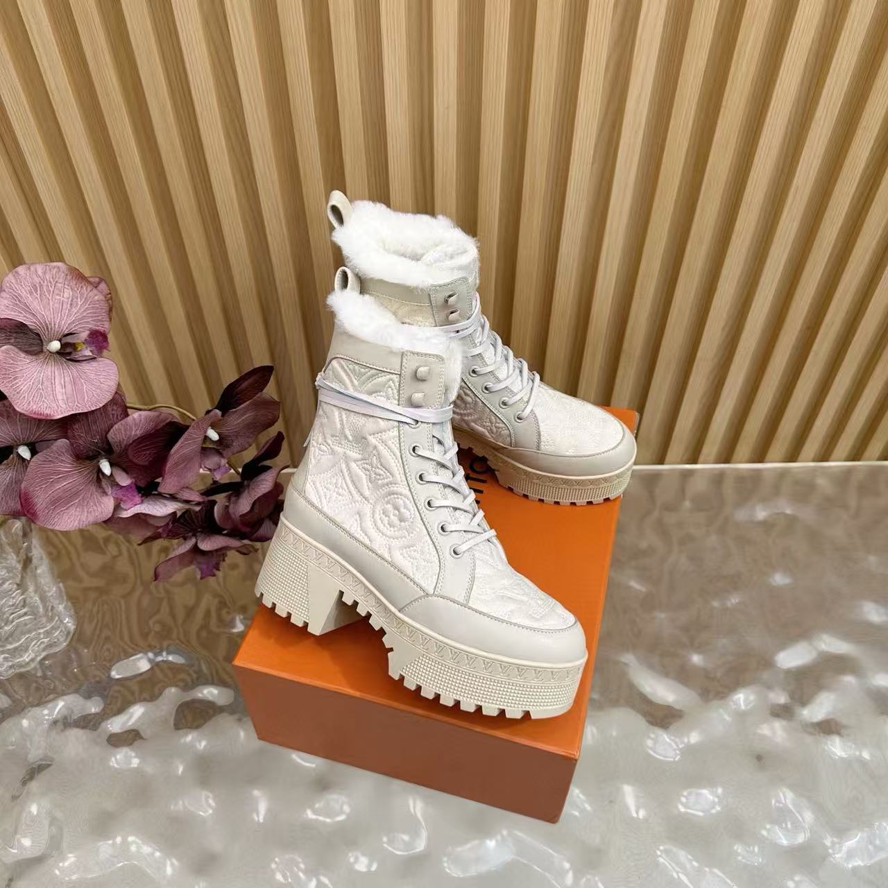 LVの高品質クラシックプリントマーティンブーツ【50％割引+送料無料】