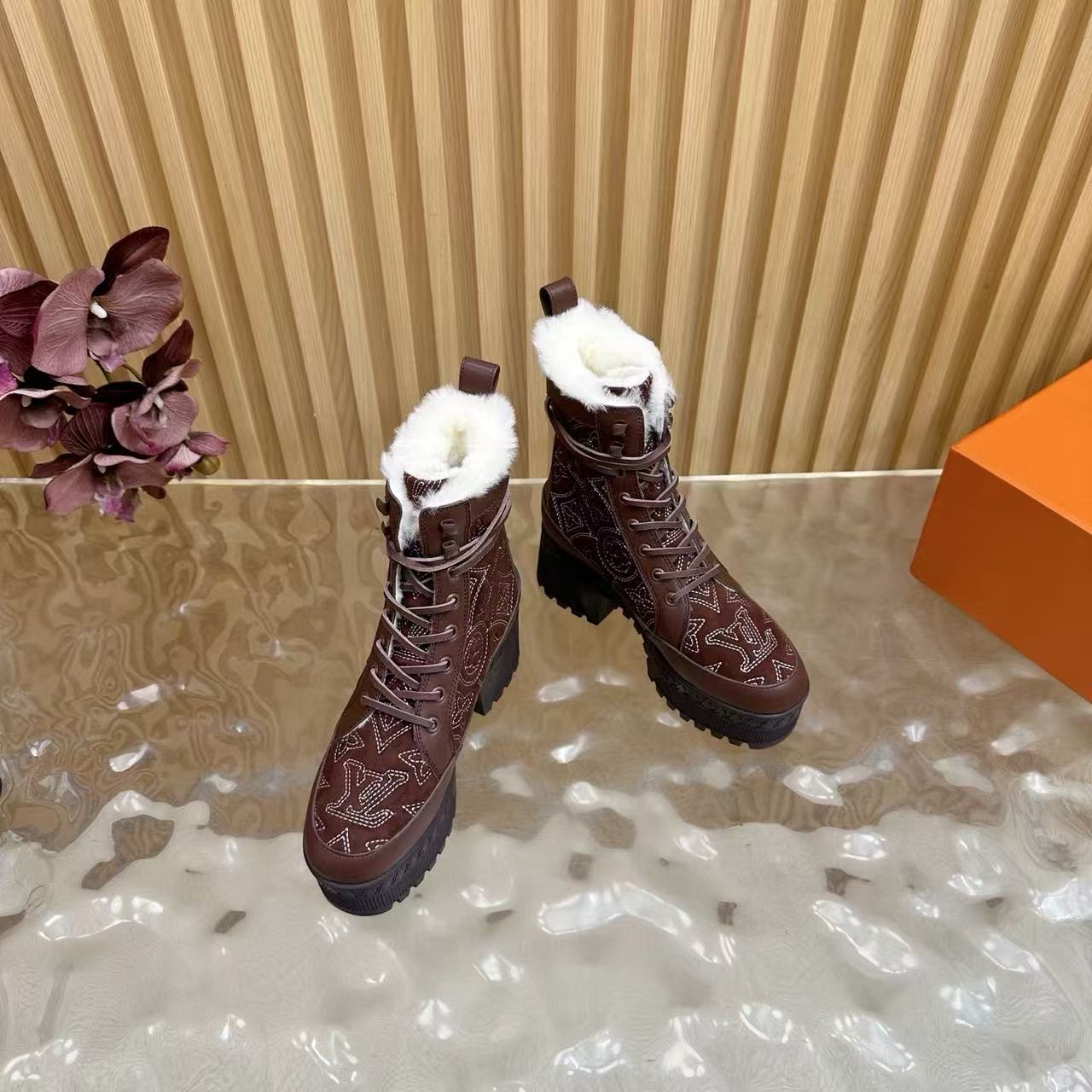 LVの高品質クラシックプリントマーティンブーツ【50％割引+送料無料】