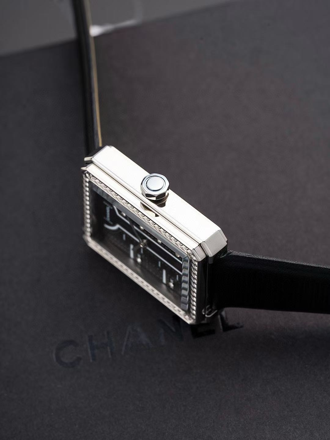 CHANE1 ダイヤモンドセット スクエア レザーウォッチ【50％割引+送料無料】