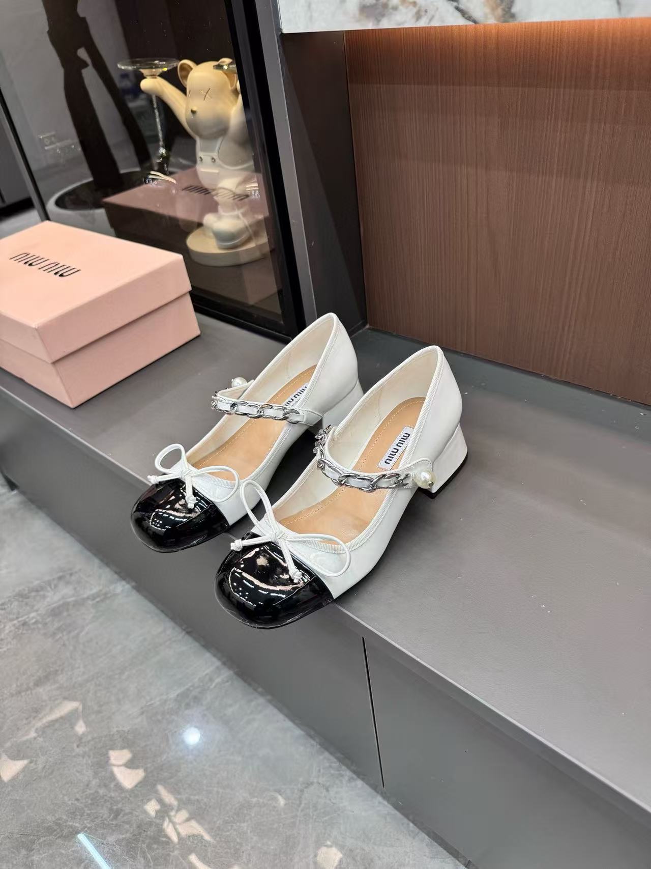 M1UM1U ボウタイカラーブロックローヒールシューズ【50％割引+送料無料】