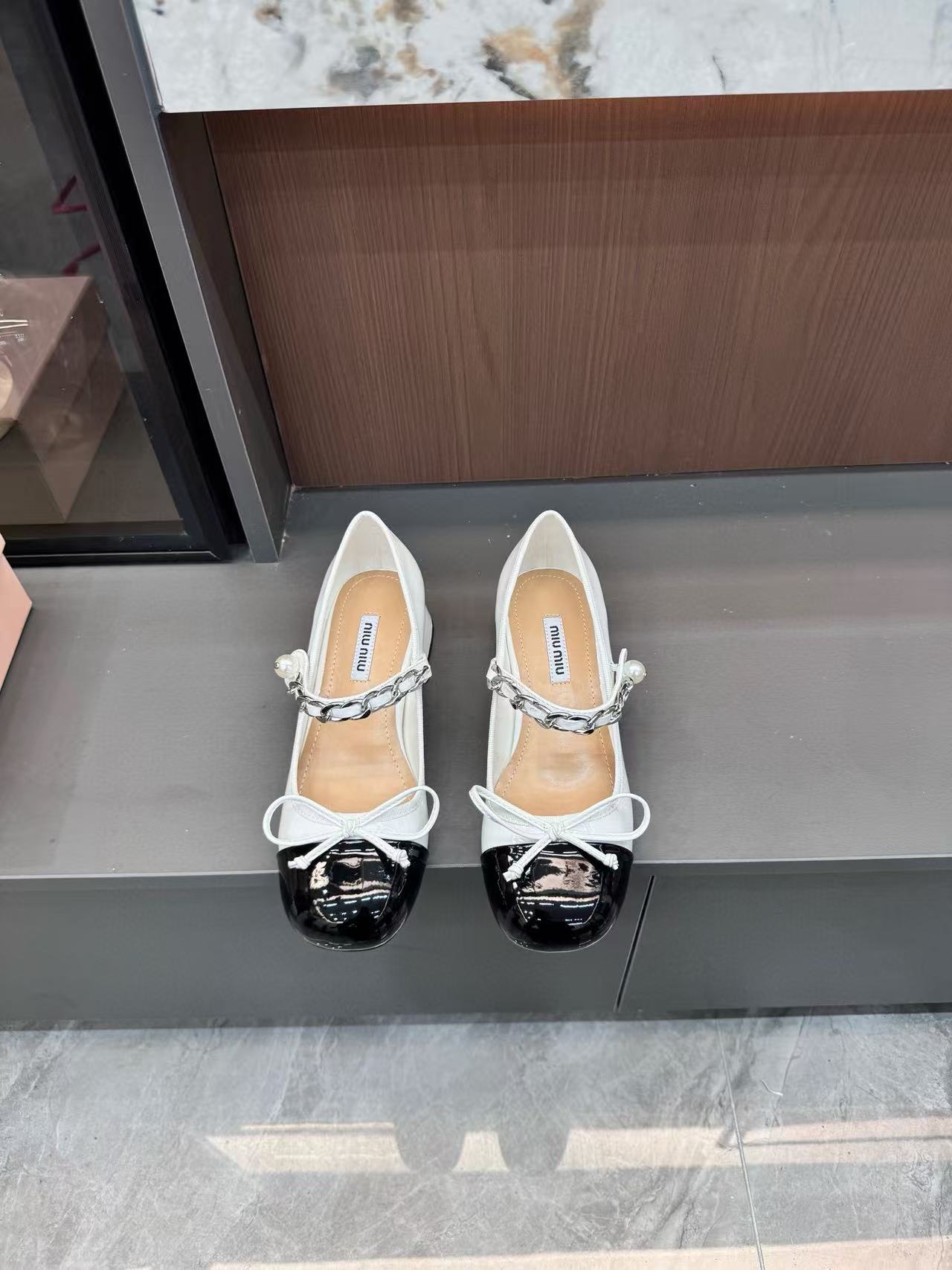 M1UM1U ボウタイカラーブロックローヒールシューズ【50％割引+送料無料】