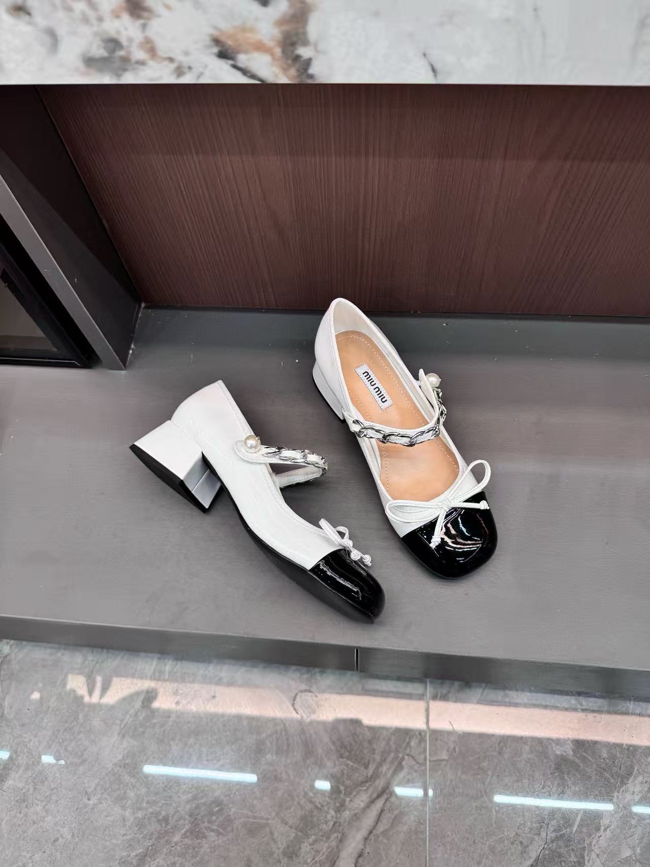 M1UM1U ボウタイカラーブロックローヒールシューズ【50％割引+送料無料】