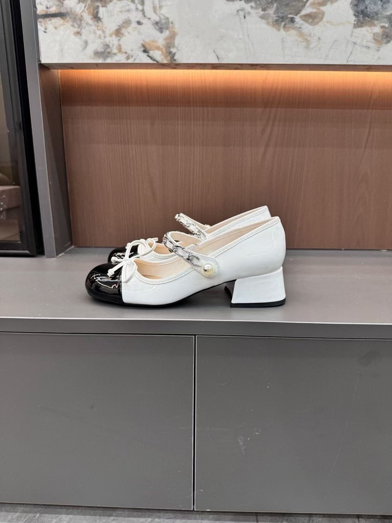 M1UM1U ボウタイカラーブロックローヒールシューズ【50％割引+送料無料】