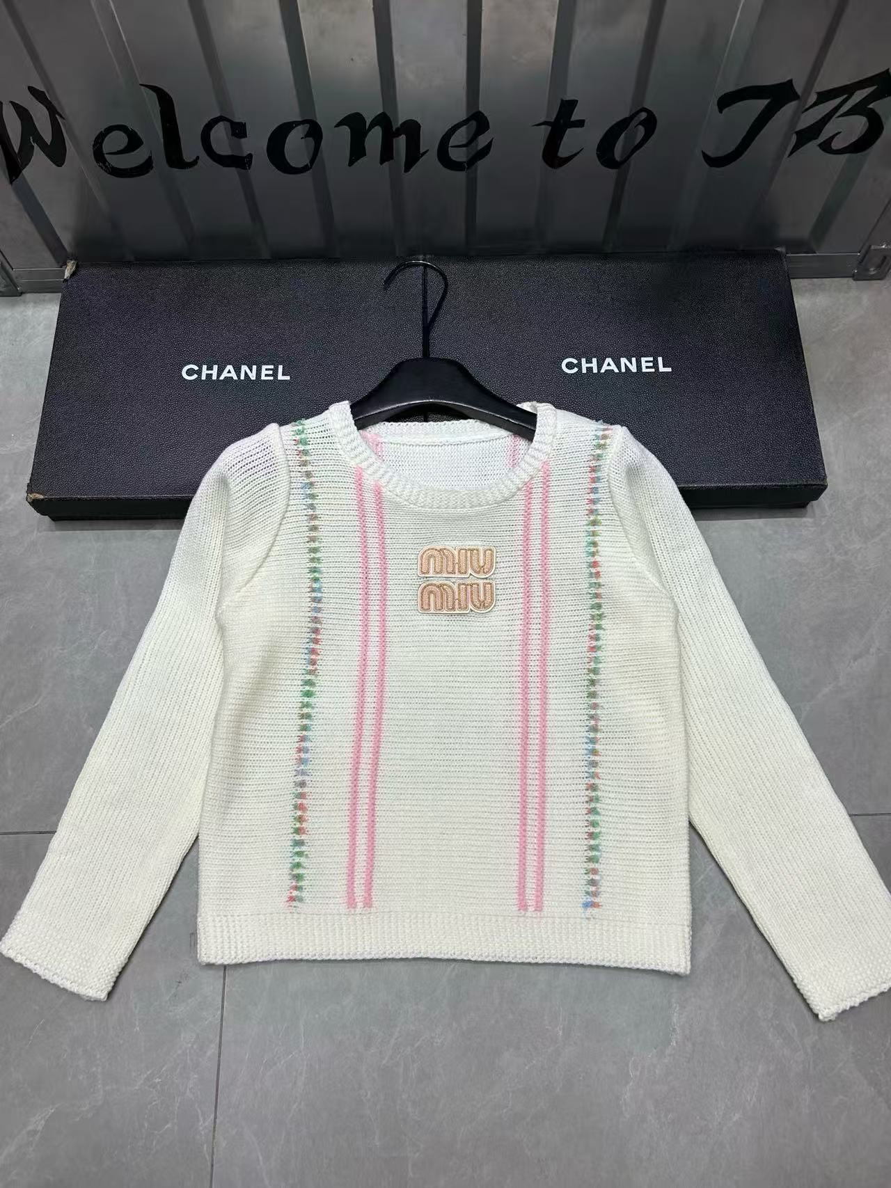 M1UM1U カラーブロックレターウールセーター【50％割引+送料無料】