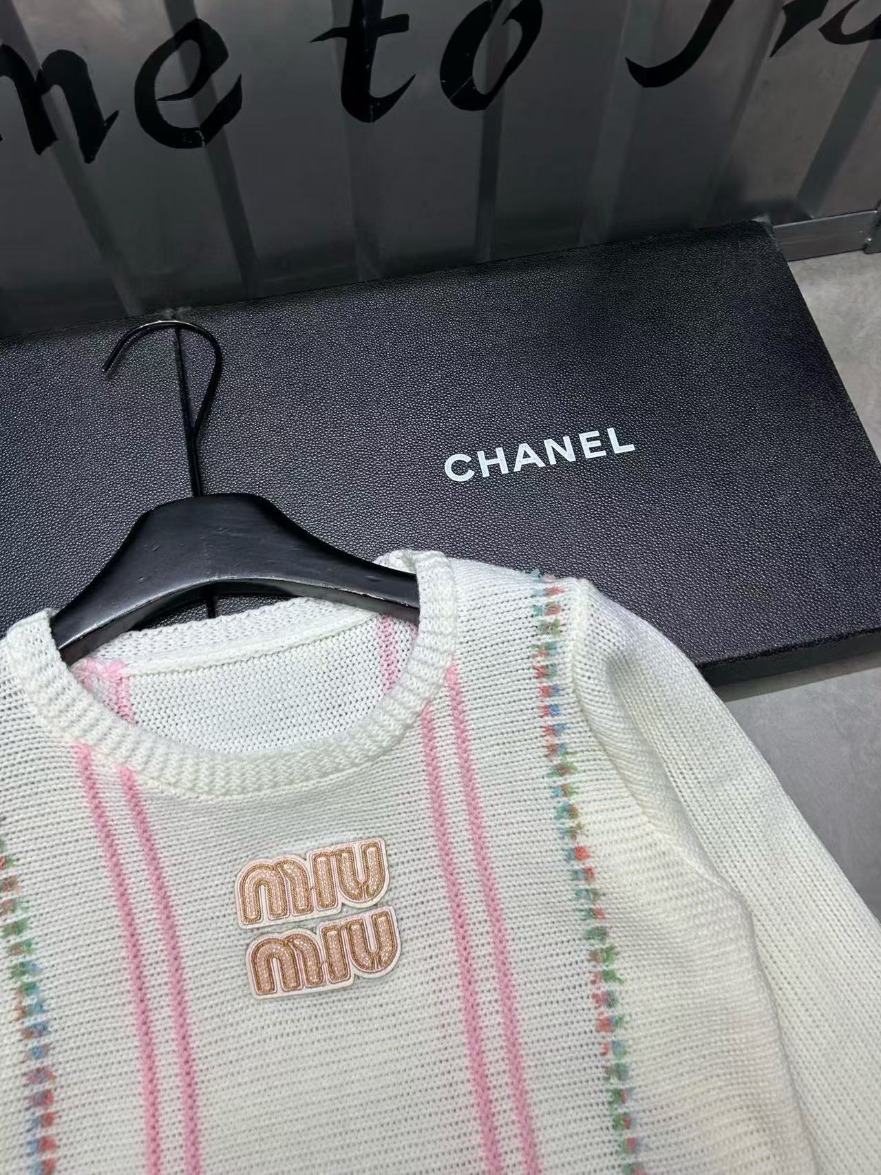 M1UM1U カラーブロックレターウールセーター【50％割引+送料無料】