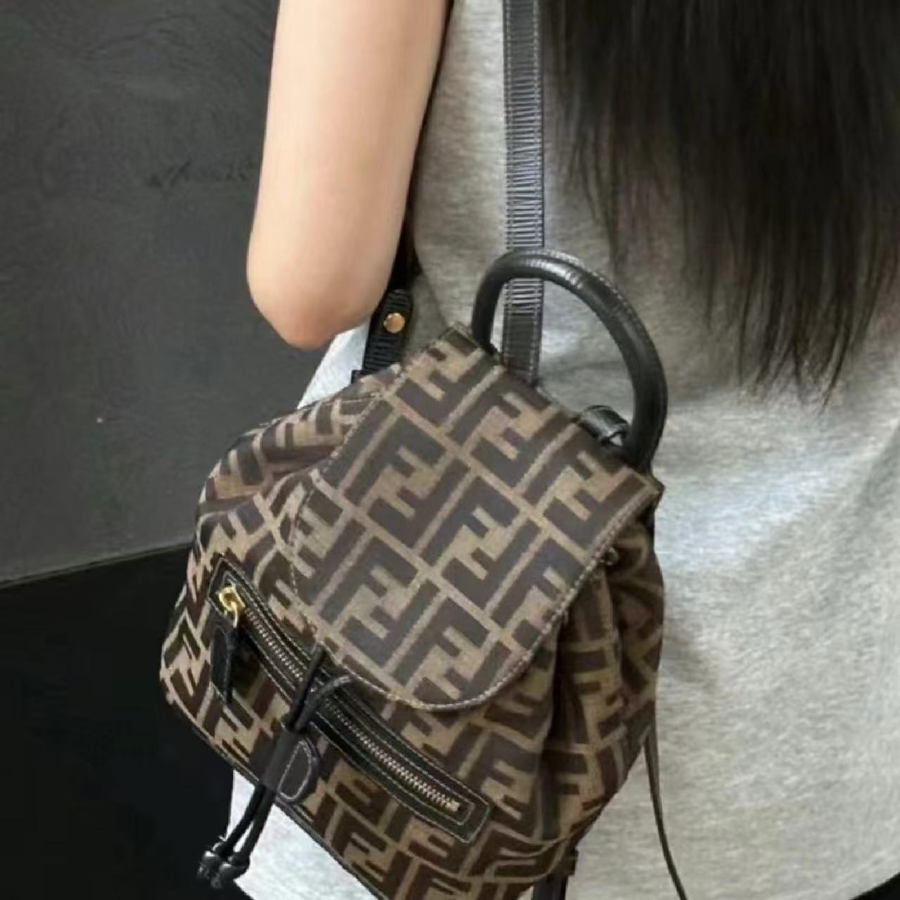 FEND1FF プリントバックパック【50％割引+送料無料】