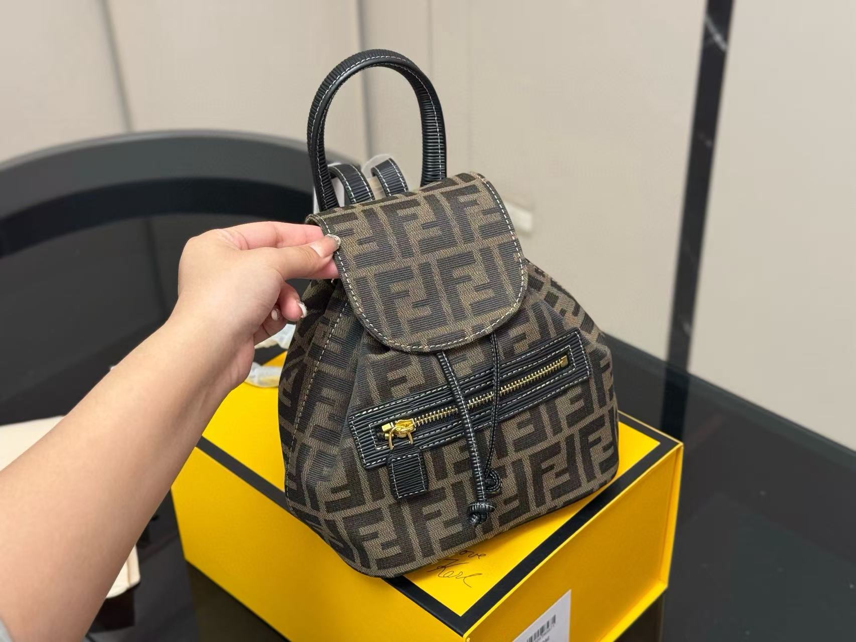 FEND1FF プリントバックパック【50％割引+送料無料】