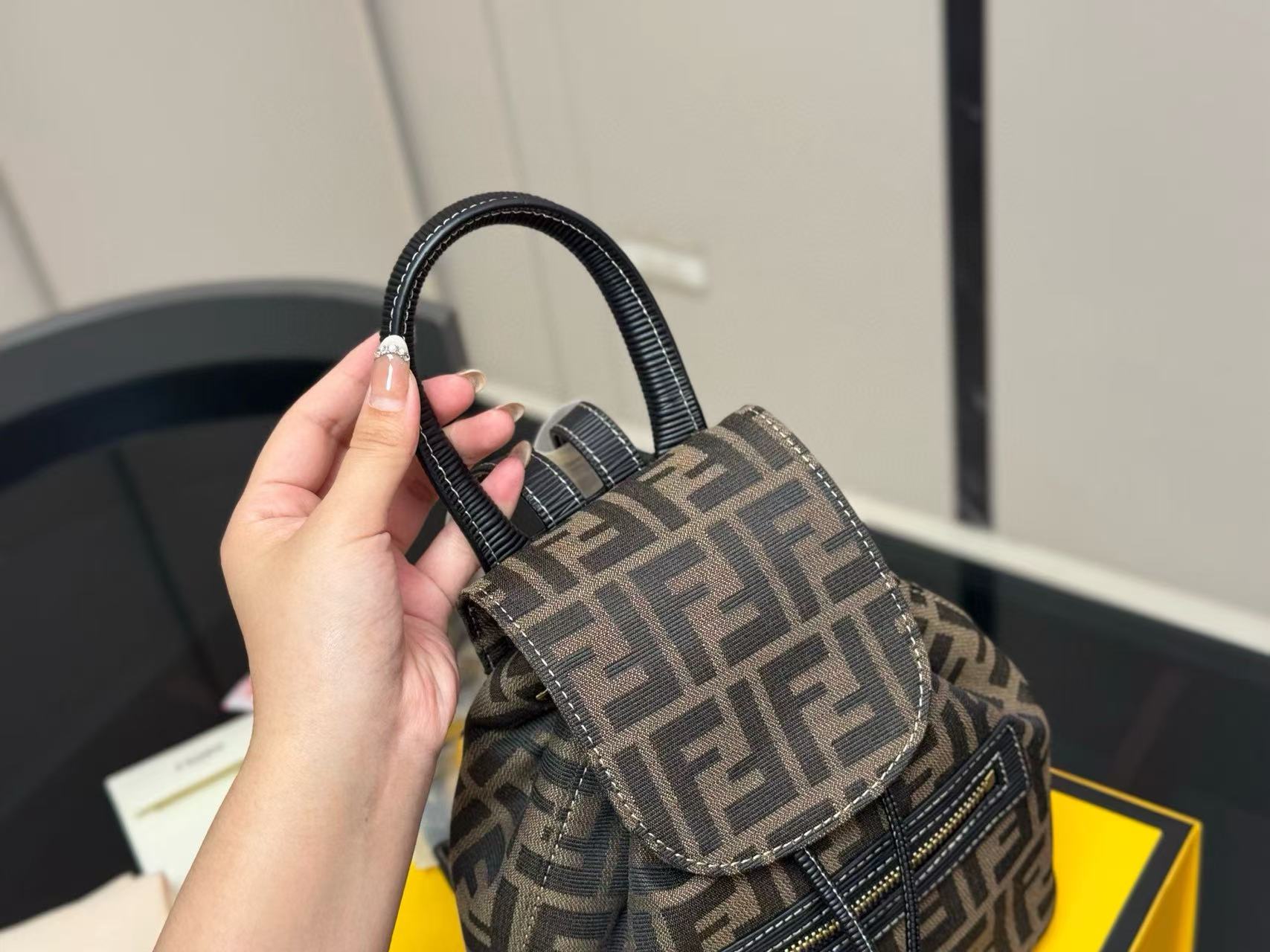 FEND1FF プリントバックパック【50％割引+送料無料】