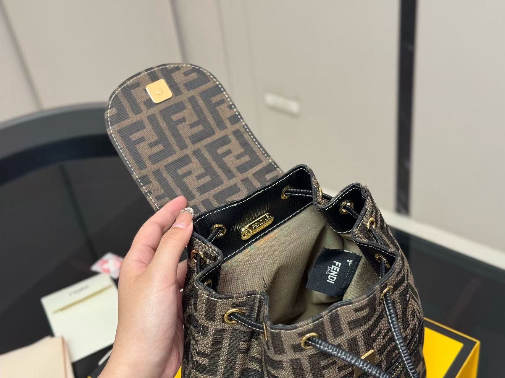 FEND1FF プリントバックパック【50％割引+送料無料】