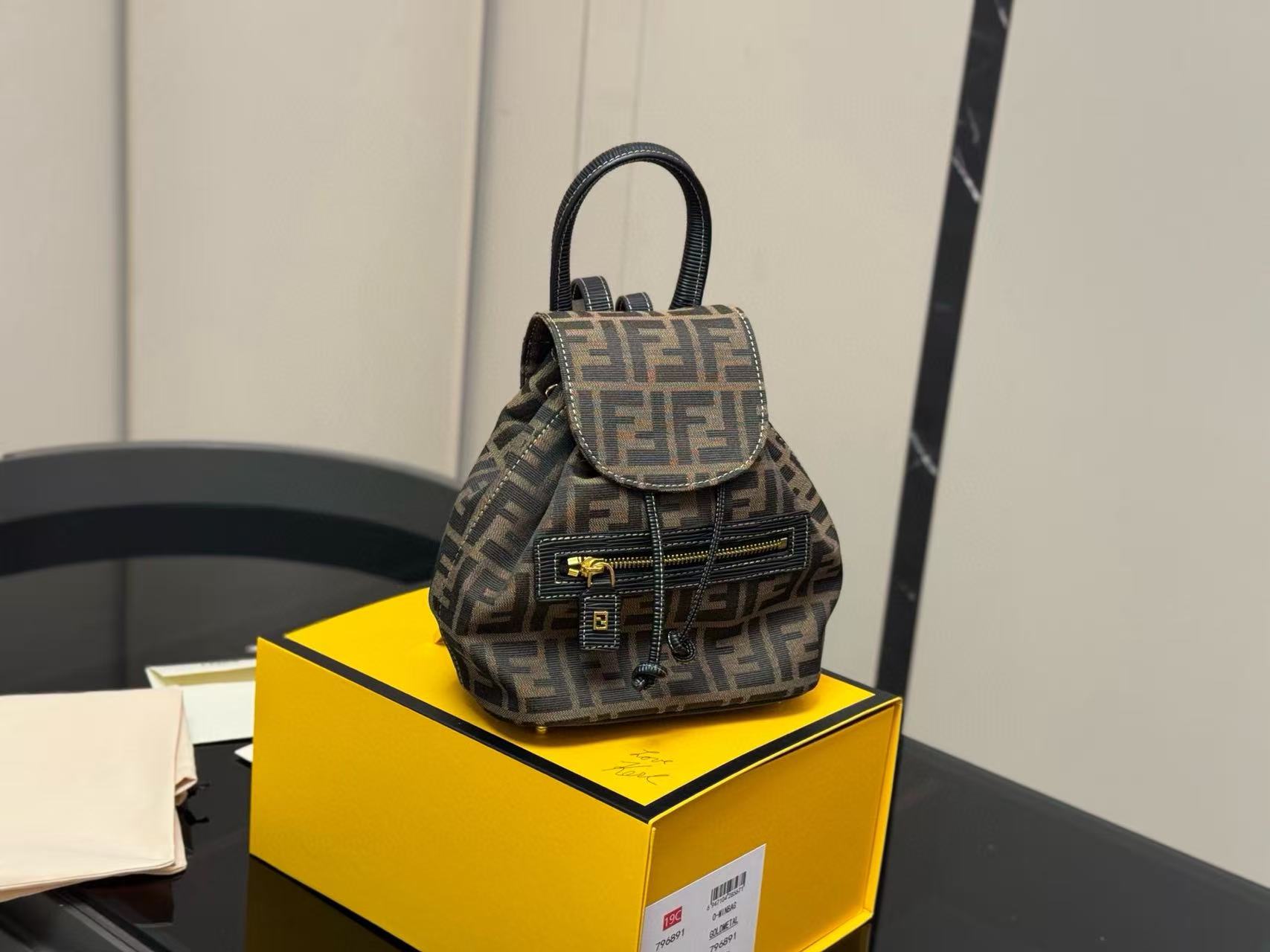 FEND1FF プリントバックパック【50％割引+送料無料】