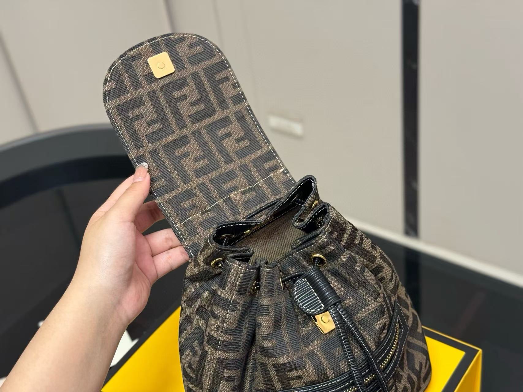 FEND1FF プリントバックパック【50％割引+送料無料】