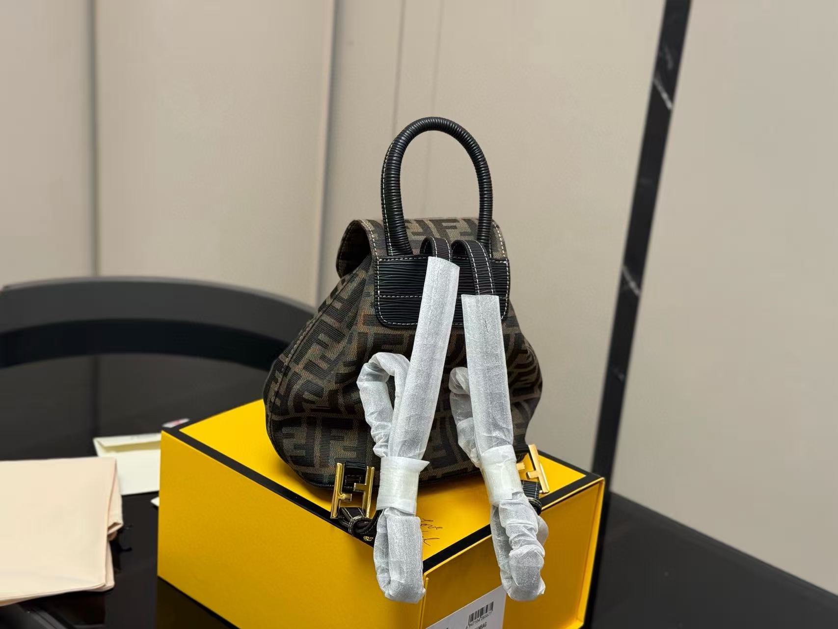 FEND1FF プリントバックパック【50％割引+送料無料】