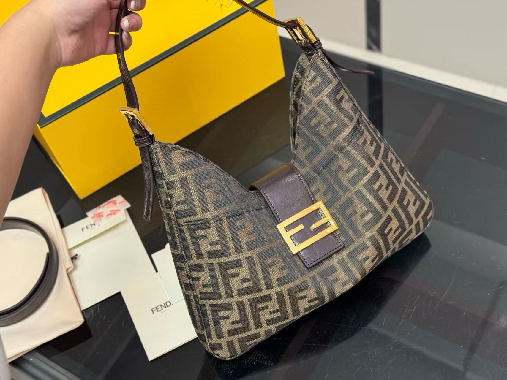 FEND1 プリントホーンショルダーバッグ【50％割引+送料無料】