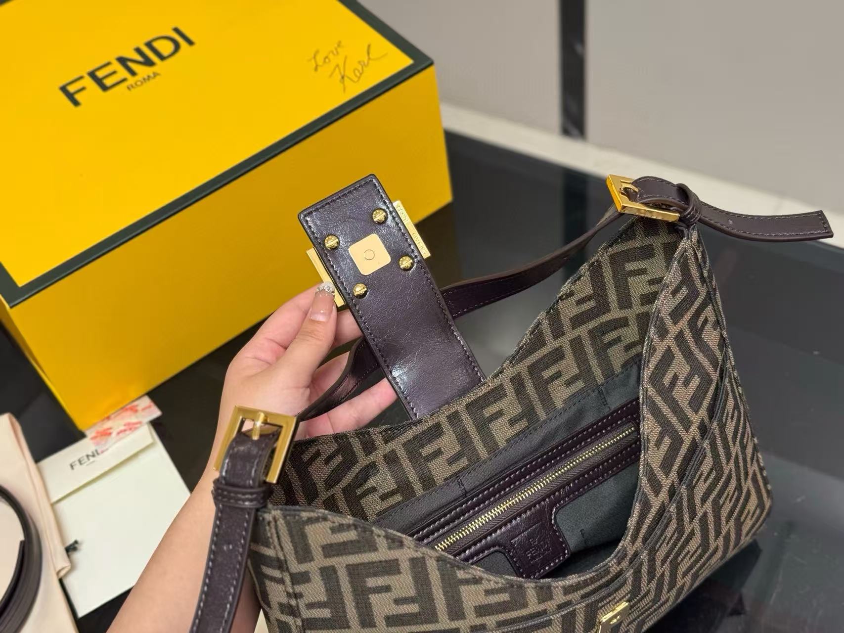 FEND1 プリントホーンショルダーバッグ【50％割引+送料無料】