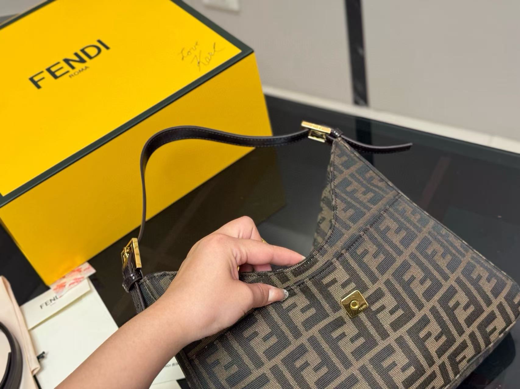 FEND1 プリントホーンショルダーバッグ【50％割引+送料無料】