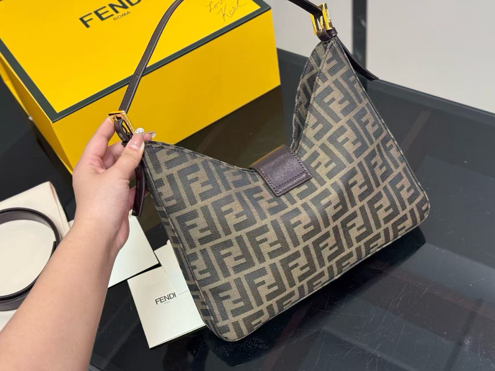 FEND1 プリントホーンショルダーバッグ【50％割引+送料無料】