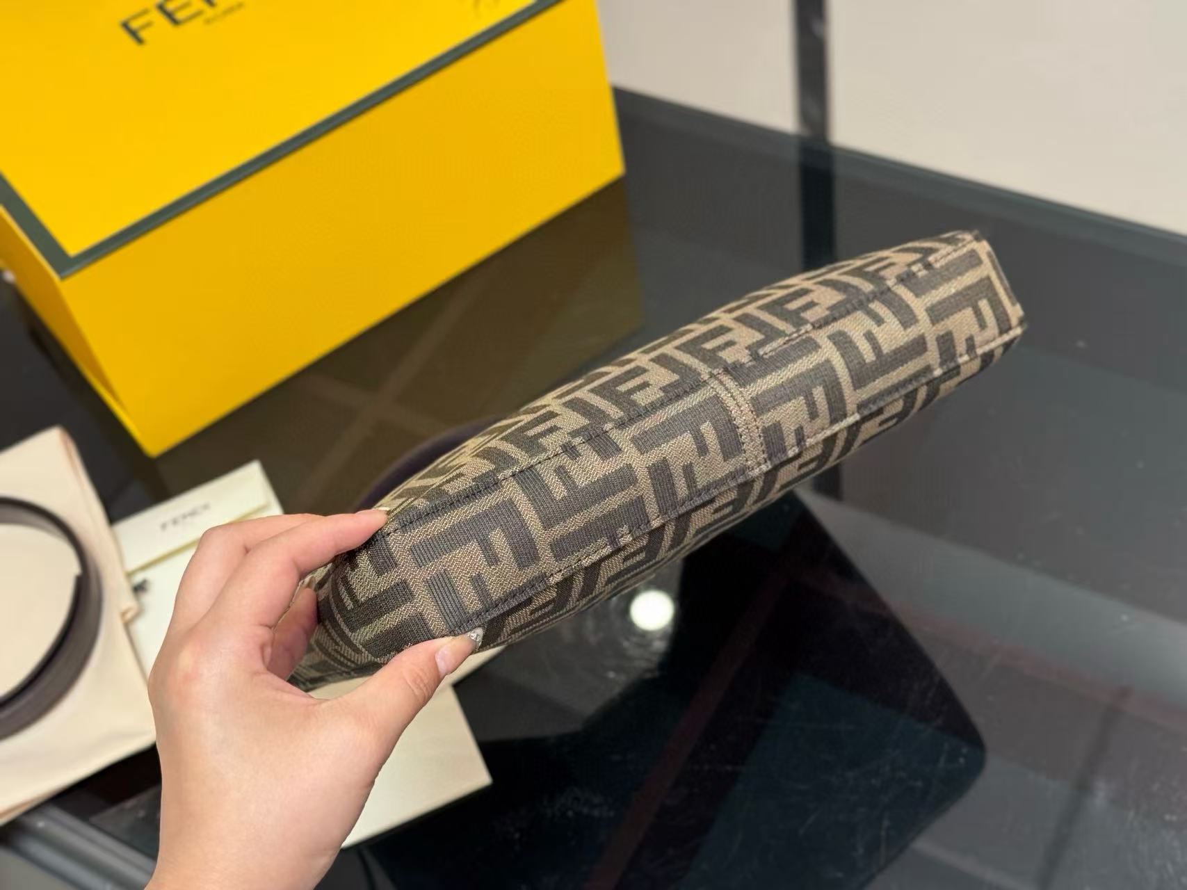 FEND1 プリントホーンショルダーバッグ【50％割引+送料無料】