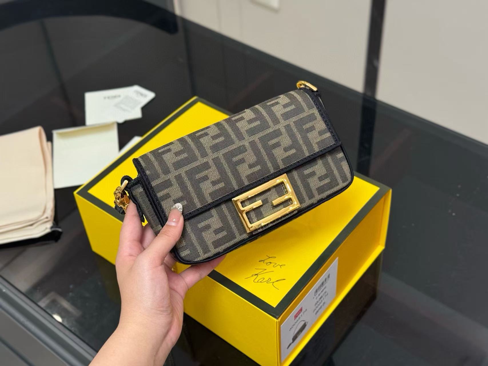 FEND1 チェーン FF バゲットバッグ【50％割引+送料無料】