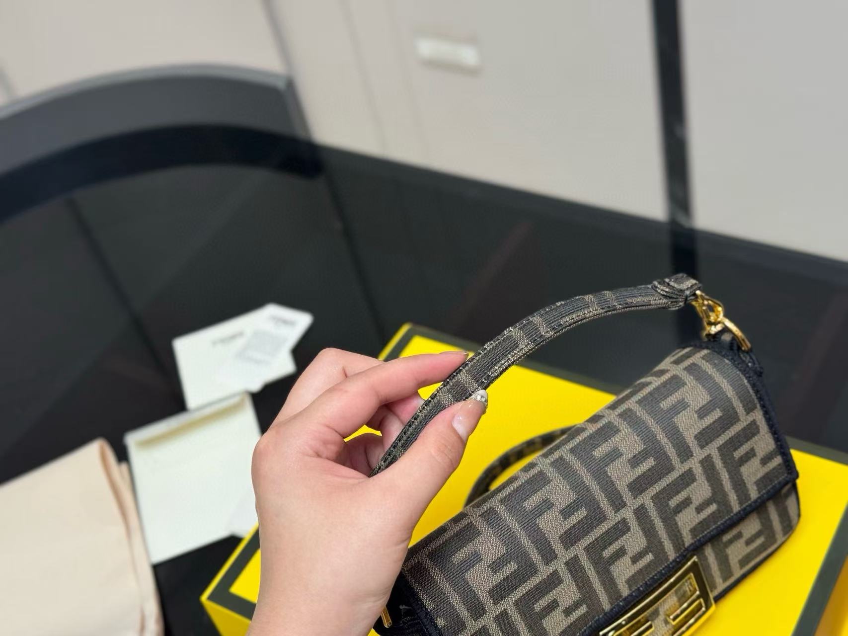 FEND1 チェーン FF バゲットバッグ【50％割引+送料無料】