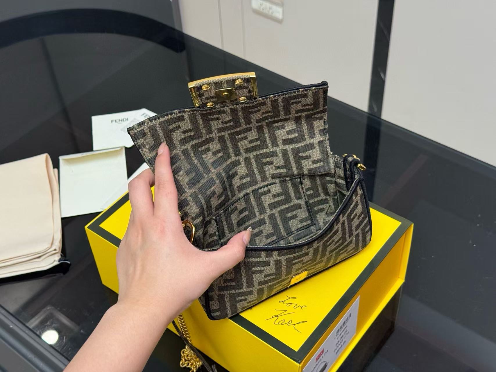 FEND1 チェーン FF バゲットバッグ【50％割引+送料無料】