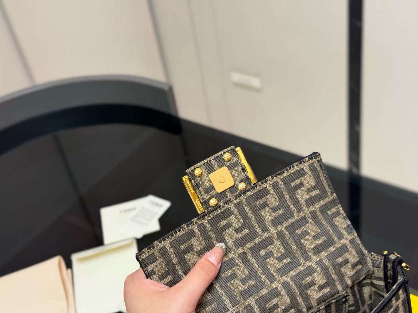 FEND1 チェーン FF バゲットバッグ【50％割引+送料無料】