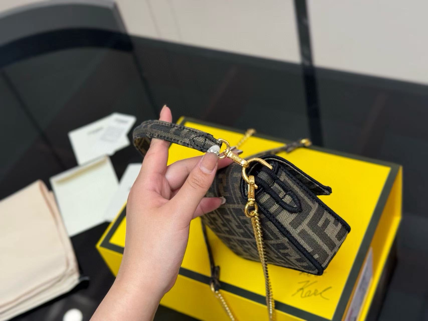 FEND1 チェーン FF バゲットバッグ【50％割引+送料無料】